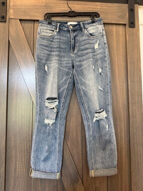 Relaxed Boyfriend Jeans in Light Blue Wash - Distressed Detail